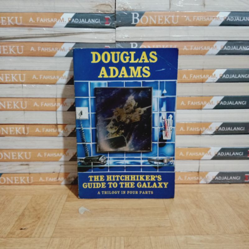 

BUKU ORIGINAL - DOUGLAS ADAMS THE HITCHHIKER'S GUIDE TO THE GALAXY