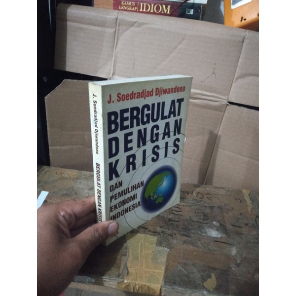 BERGULAT DENGaN KRISIS by J Soedradjat Djiwandono