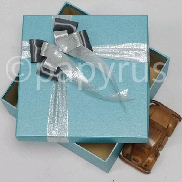 

Model Favorit PAPYRUS 20x20 tinggi 5cm Kotak Kado Gift Box Hadiah