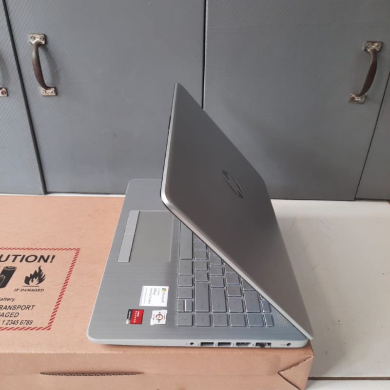 Laptop HP 14s - dk1002AU AMD Athlon silver - 3050U Ram 4Gb /SSD 256Gb Amd Radeon  keyboard Backlight, Super Slim