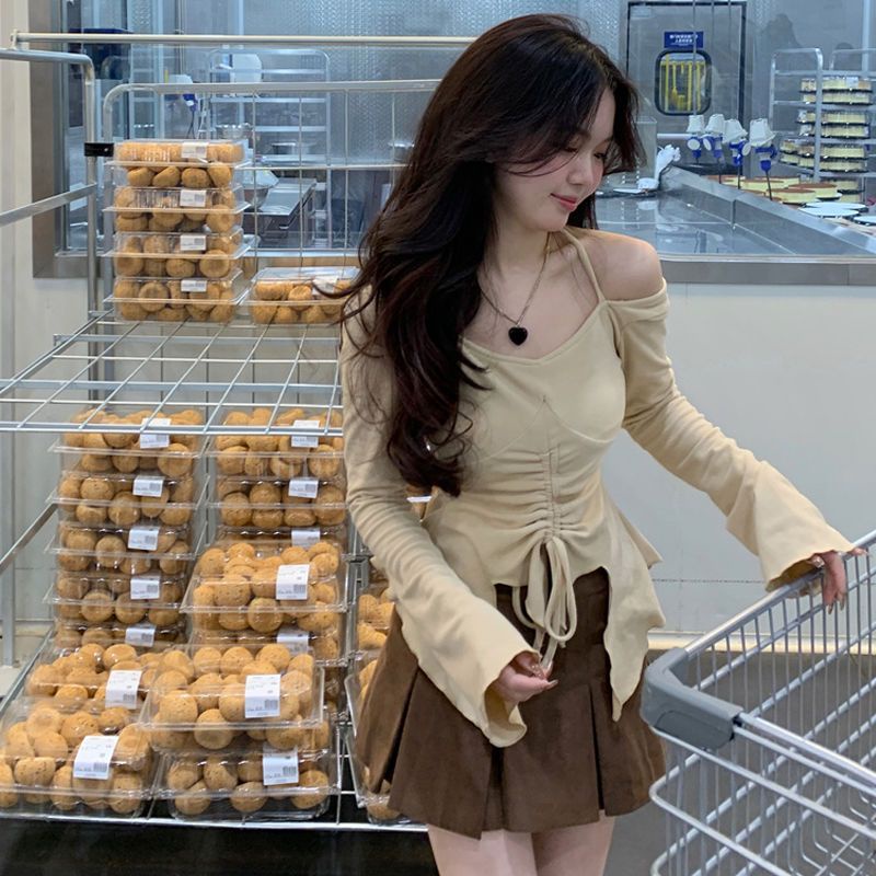 Red Retro gaya Hong Kong rasa desain one-shoulder top setelan wanita musim semi pinggang tinggi rok