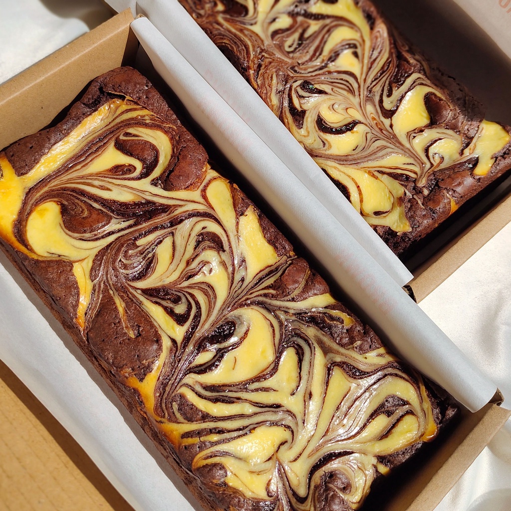 

Premium Baked Cheesecake Swirl Fudgy Brownies (22x10)