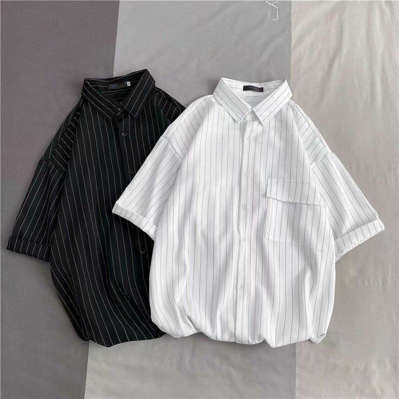 KEMEJA HEM ATASAN KERAH SEMI FORMAL LENGAN PENDEK WARNA PUTIH MOTIF GARIS VERTIKAL UNTUK PRIA UKURAN