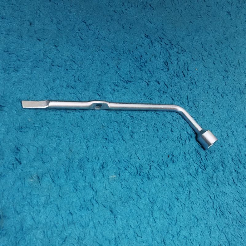 Kunci Roda 21 &amp; putaran/handle pemutar dongkrak &amp; pelepas ban serep mobil inova, fortuner &amp; hilux