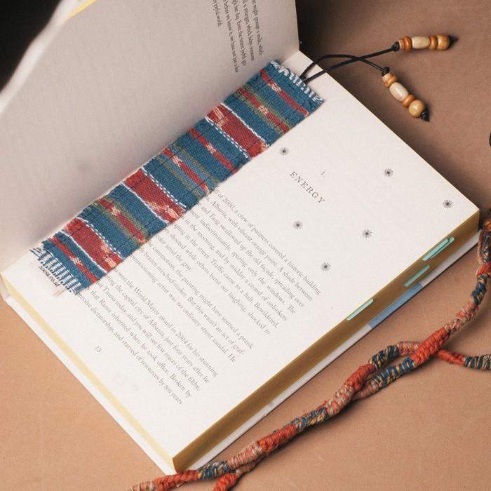 

Pembatas Buku Tenun Ikat - Cloth Bookmark | Noesa