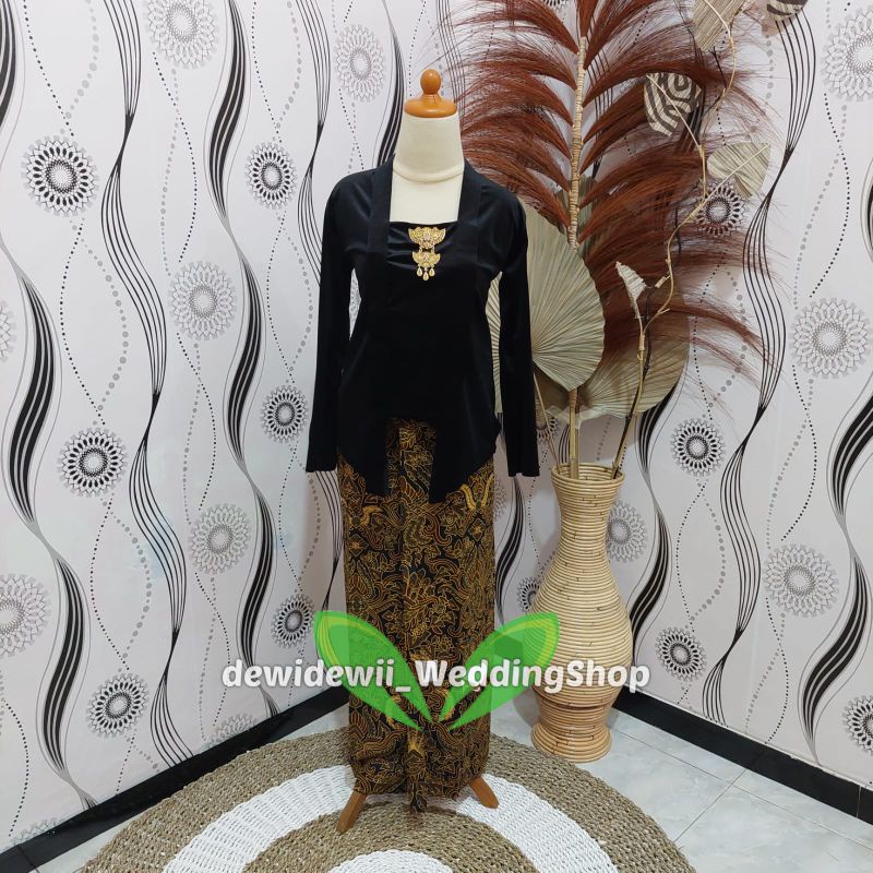 [Setelan] Kebaya + Jarik Instan || Model Patung / Nuansa Hitam - Motif Pisang Bali