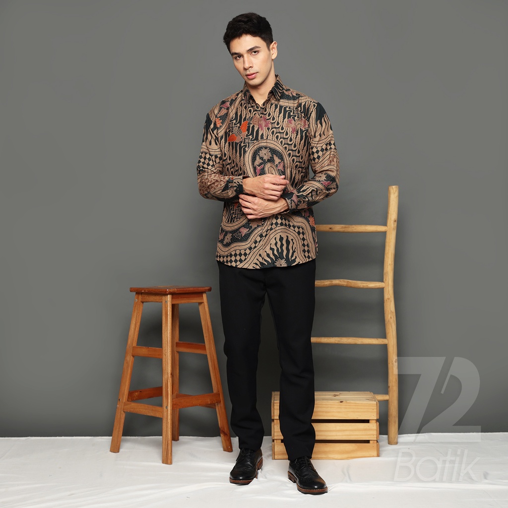 KEMEJA BATIK PRIA LENGAN PANJANG Kemeja Dobby Slimfit Motif Parang Kupu Warna Hitam Coklat 723155 Cap 72 - Baju Kemeja Atasan Pakaian Setelan Batik Pria Cowok Laki Laki Remaja Keluarga Kantor Lengan Panjang Modern Slimfit Slim Fit Premium Kekinian