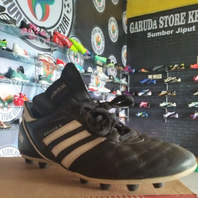 sepatu bola Adidas kaiser5