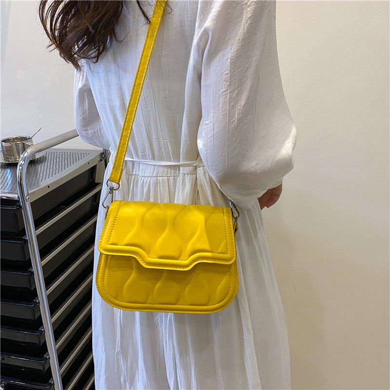 Red Tas wanita musim panas 2022 mode trendi baru high-end tekstur tas pelana ketiak wanita gaya luar negeri all-match niche messenger bag