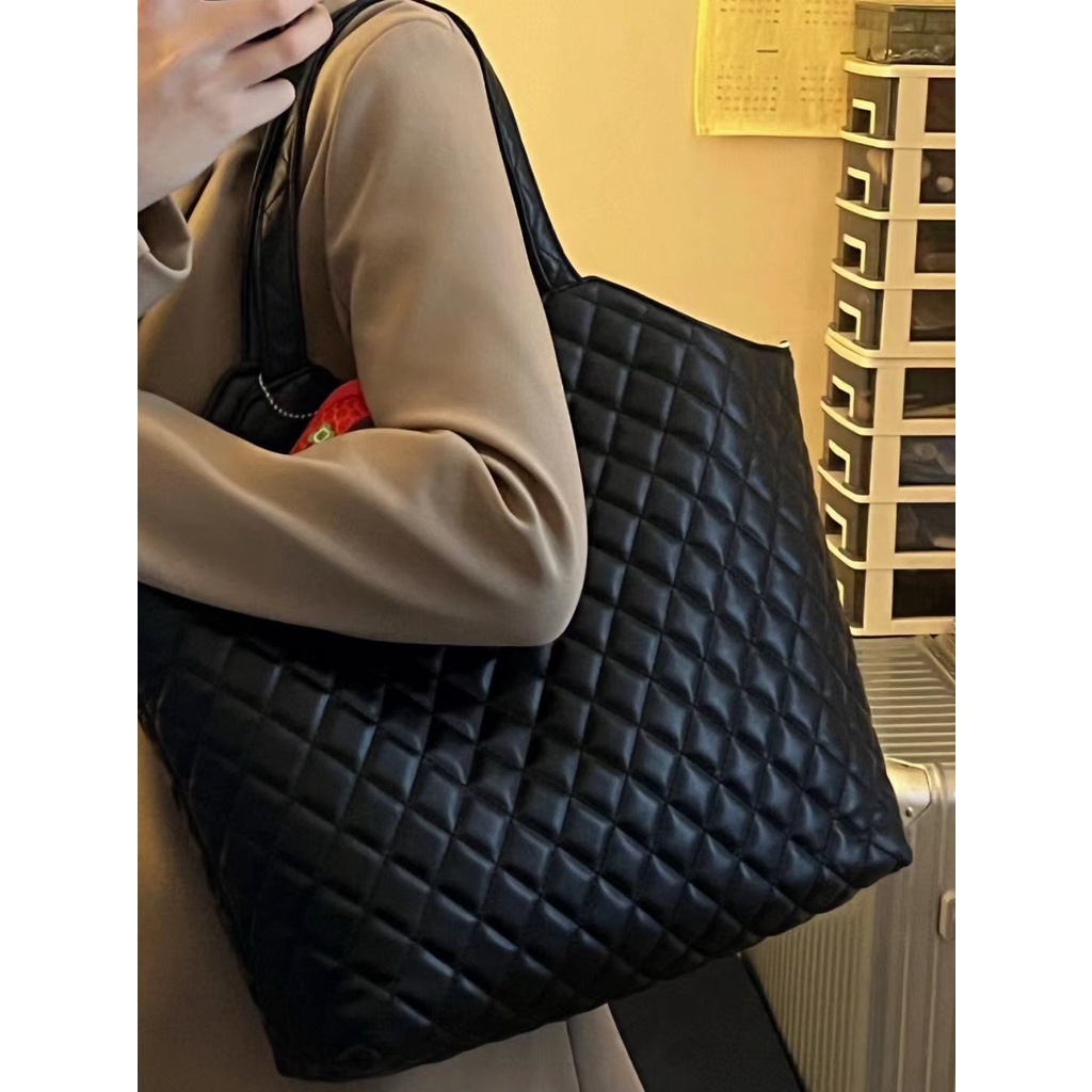 ∈∏☊Tas jinjing berkapasitas besar baru Sera kecil harum hitam tas besar tas Messenger portabel satu bahu temperamen berlian high-end