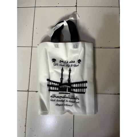 

GOODIE BAG / TAS KAIN / SPUNBOND OLEH OLEH HAJI UMROH UKURAN 25 x 35