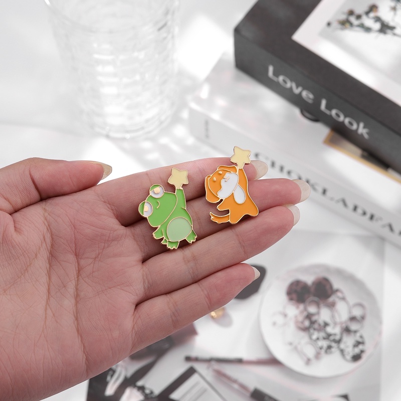 Kartun Hewan Bros Picking The Moon Puppy Kodok Landak Lapel Pin Hadiah Untuk Teman Aksesoris Pakaian Perhiasan