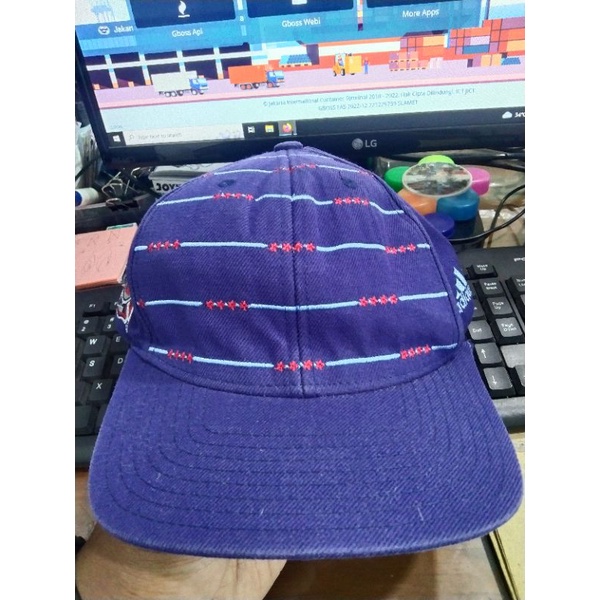 Topi adidas