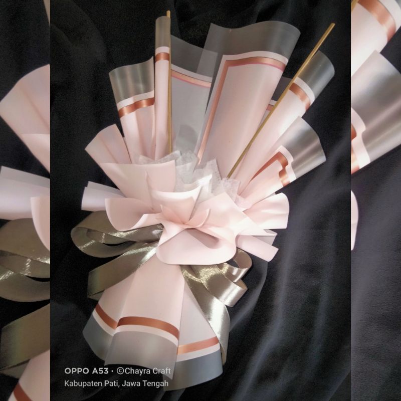 

Buket kosong / kerangka buket/ Buket Coklat / Buket Valentine / Buket Silverquen 58gr