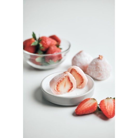 ICHIGO DAIFUKU (6-10 pcs). varian : original-matcha-choco-pinku-taro. mochi jepang isi buah stoberi