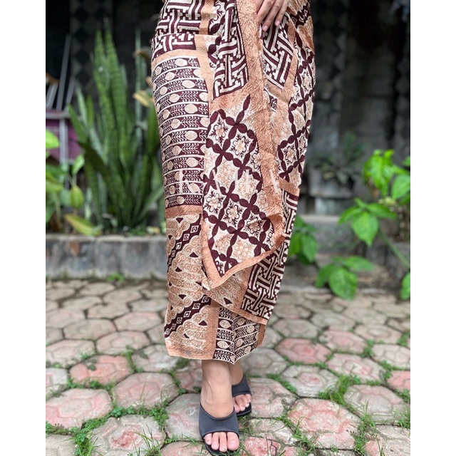 Kain Batik Viscose motif kotak (rok lilit)