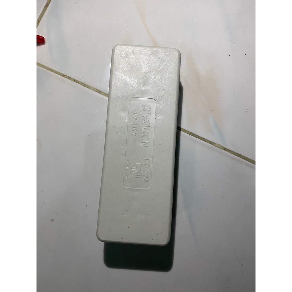 stop kontak 3 lubang