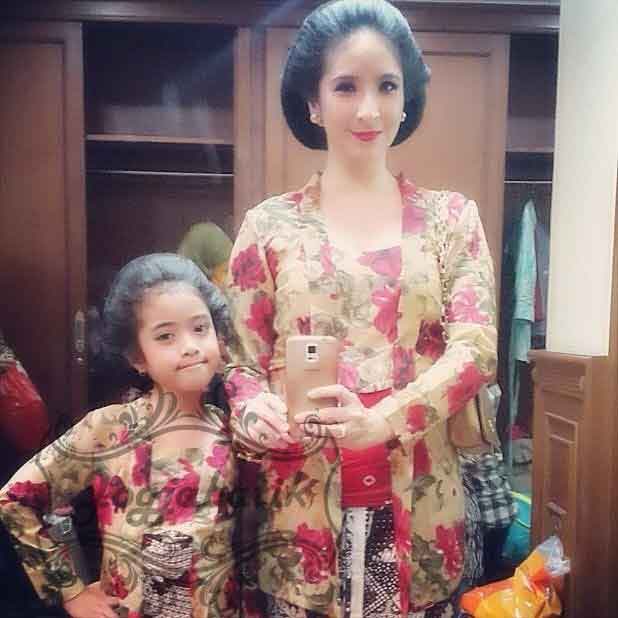 Couple/Sarimbit Kebaya Kembang (motif floral) Ibu dan Anak Bahan Katun