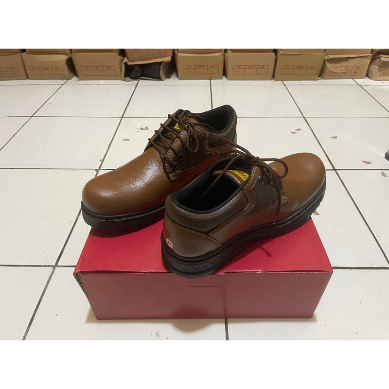 sepatu safety pria, sepatu ujung besi, sepatu kasual