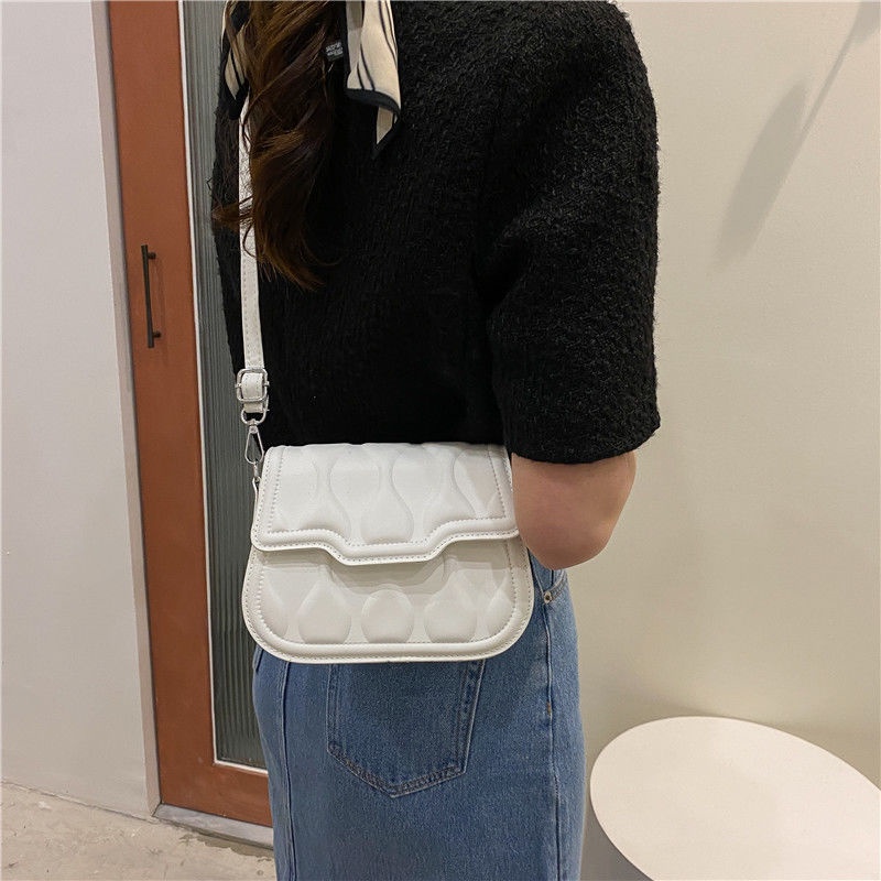 Red Tas wanita musim panas 2022 mode trendi baru high-end tekstur tas pelana ketiak wanita gaya luar negeri all-match niche messenger bag