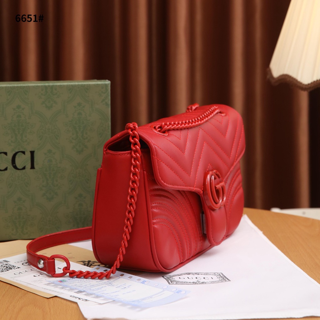 GC Medium Shoulder Bag in Leather 6651