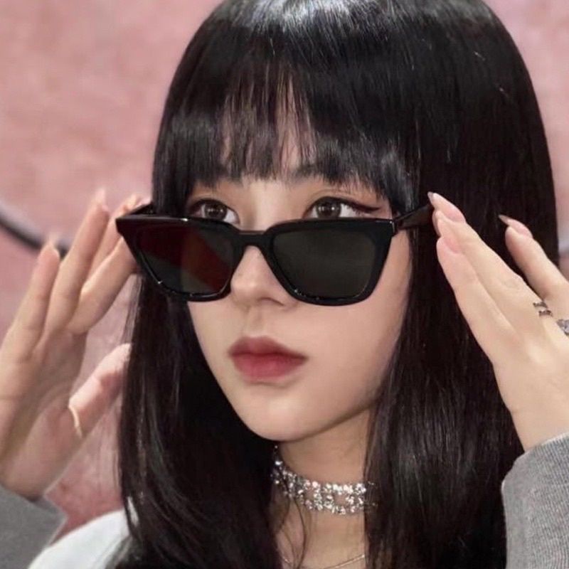 kacamata hitam pinggir lancip tajam yuqi Jeffery Jennie black sunglasses kacamata// Kacamata Hitam Wanita Korean Fashion Kacamata Gaya Wanita