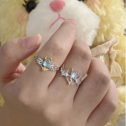 【Bayar di tempat】Cincin Bentuk Oval Geometris Angel Demon Aksen Batu Bulan Biru Untuk Wanita