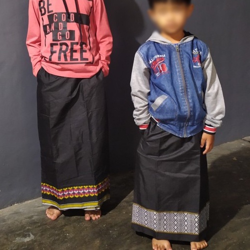 SARUNG CELANA Instan Anak Remaja Dewasa TK SD SMP SMA Kain Sarcel Celsar Celarung Panjang Polos Motif Kotak Kotak2 Warna Kecil Laki Tanggung Pria Ibadah Sholat Muslim Instant Pinggang Karet Sarkoci Umur Usia Tahun Kelas 1 2 3 4 5 6 7 8 9 10 11 12 13 14 15