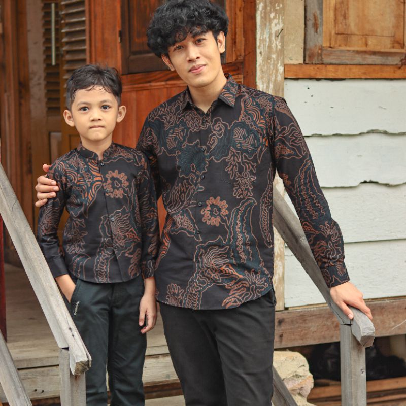 Batik Couple Ayah dan Anak Laki Laki Premium Slimfit Warna Hitam Casual motif coklat list biru