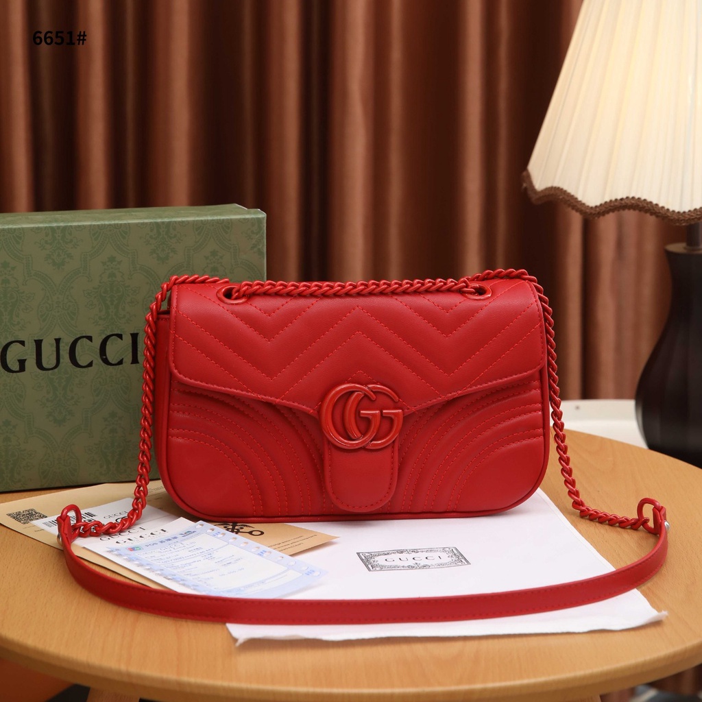 GC Medium Shoulder Bag in Leather 6651