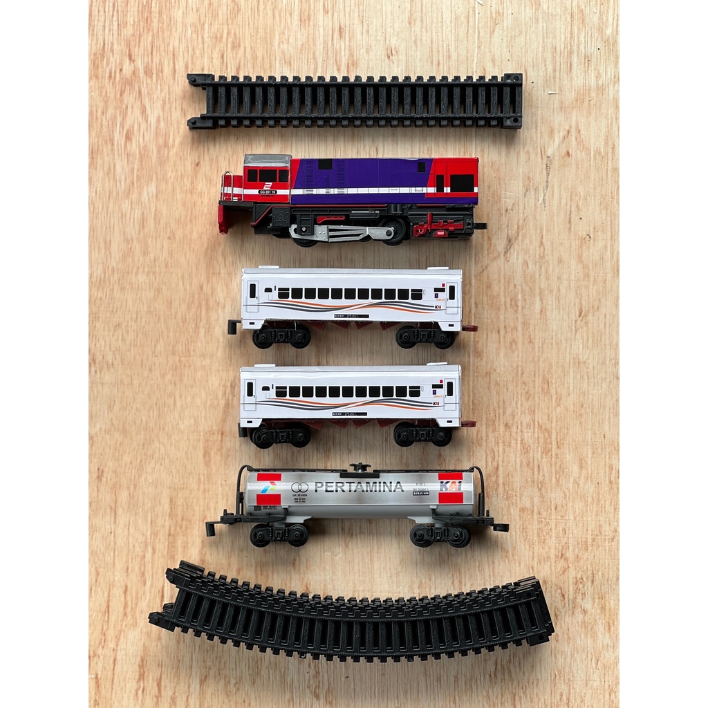 Paket Mainan Kereta Api Eksekutif Lokomotif CC 201 Perumka | Miniatur Kereta Api Indonesia - Hunting