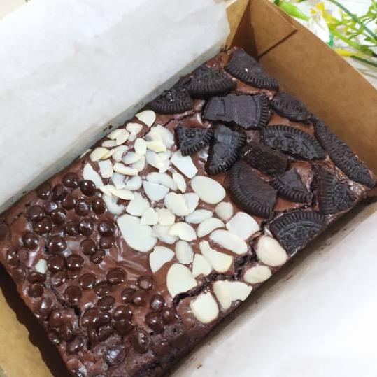 

✨Promo✨ Hari Ini Brownies Bella Brownies Panggang Premium MELTED Almond Oreo Chips II HAMPERS LEBARAN 2022 grosir