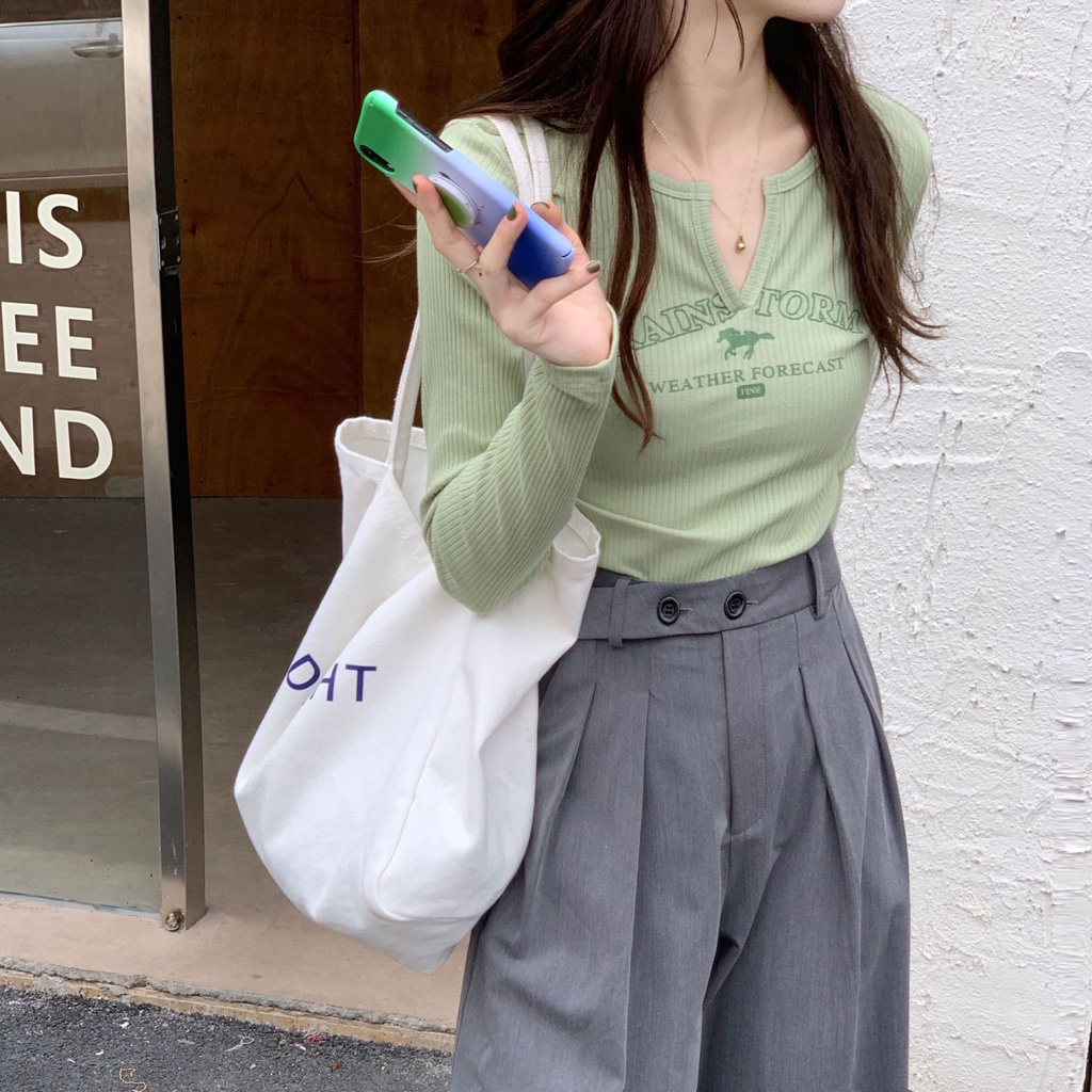 Red American Retro Leher V Lengan Panjang T-shirt Wanita 2022 Musim Gugur Baru Dalam Kemeja Net Merah Rasa Desain Slim Top