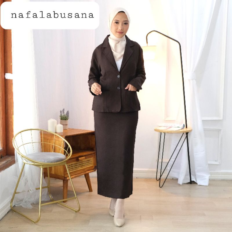 Setelan blazer  dan rok span panjang