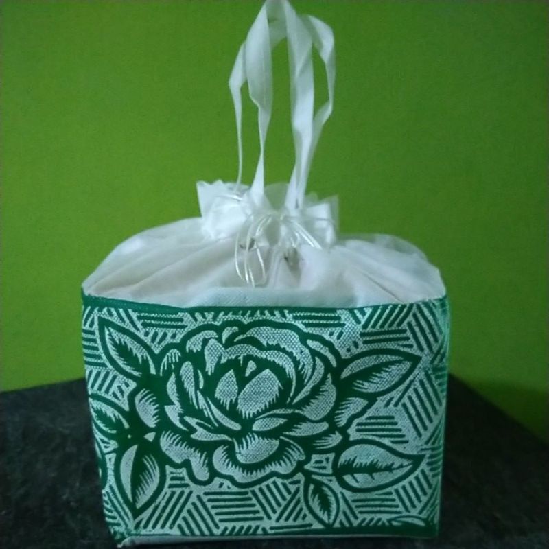 (1 lusin = 12 pcs) tas hajatan serut tebal batik uk 18x18