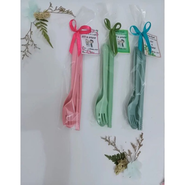 Souvenir pernikahan dengan kartu ucapan bisa tulis nama / souvenir sendok sumpit jerami / set sendok