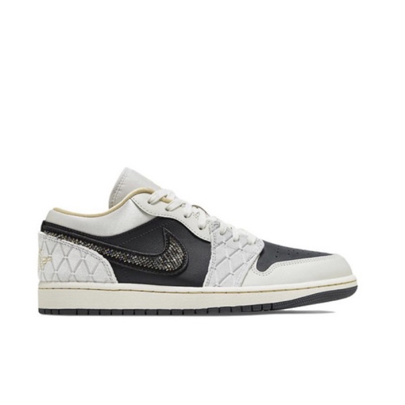 SEPATU PRIA NIKE AIR JORDAN 1 LOW BEADED SWOOSH WHITE