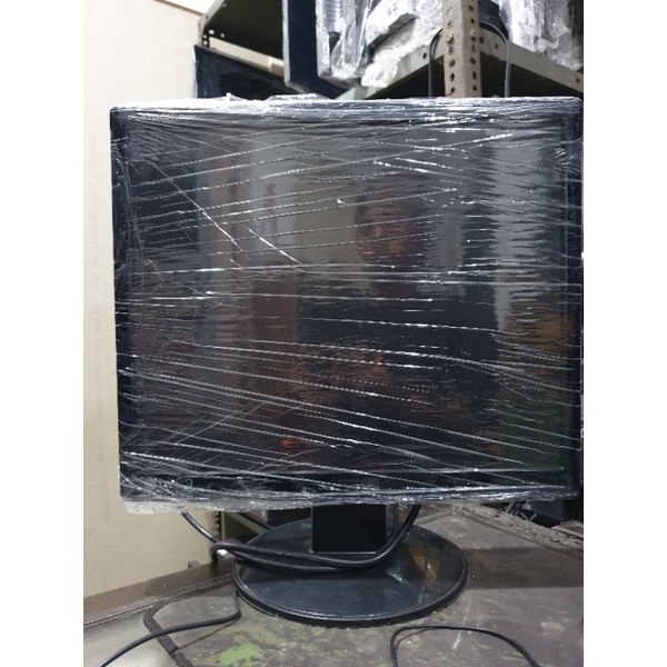 Monitor pc 17&quot; LG kotak minus sedikit gelap pada bagian atas kiri