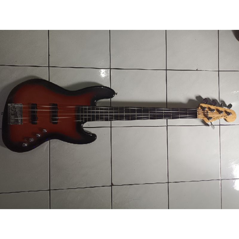 Bass Squier V Deluxe 5string