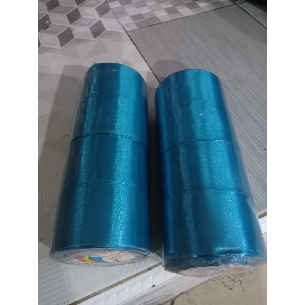 

Pita Satin Biru Tomy Ukuran 2 inch / 5cm Per Roll
