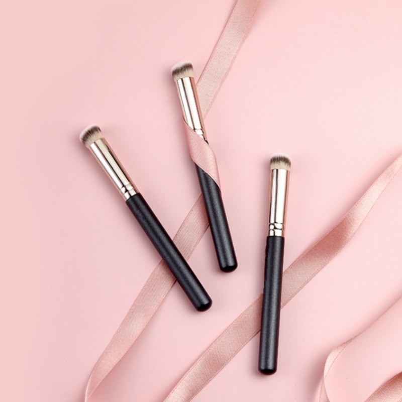 We Flower Trendy Pony 270sudut Flat Top Concealer Brush Untuk Menyembunyikan Blending Setting Buffing Dengan Powder Cream Cosmetic Pro Makeup Foundation Brushes