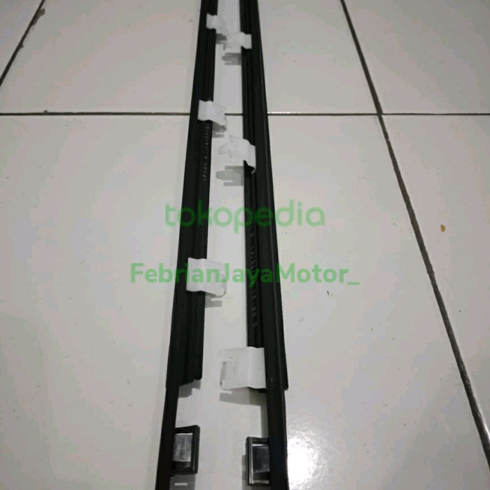 PELIPIT KACA AVANZA 2004 2011 ORIGINAL (DILENGKAPI KANCING)
