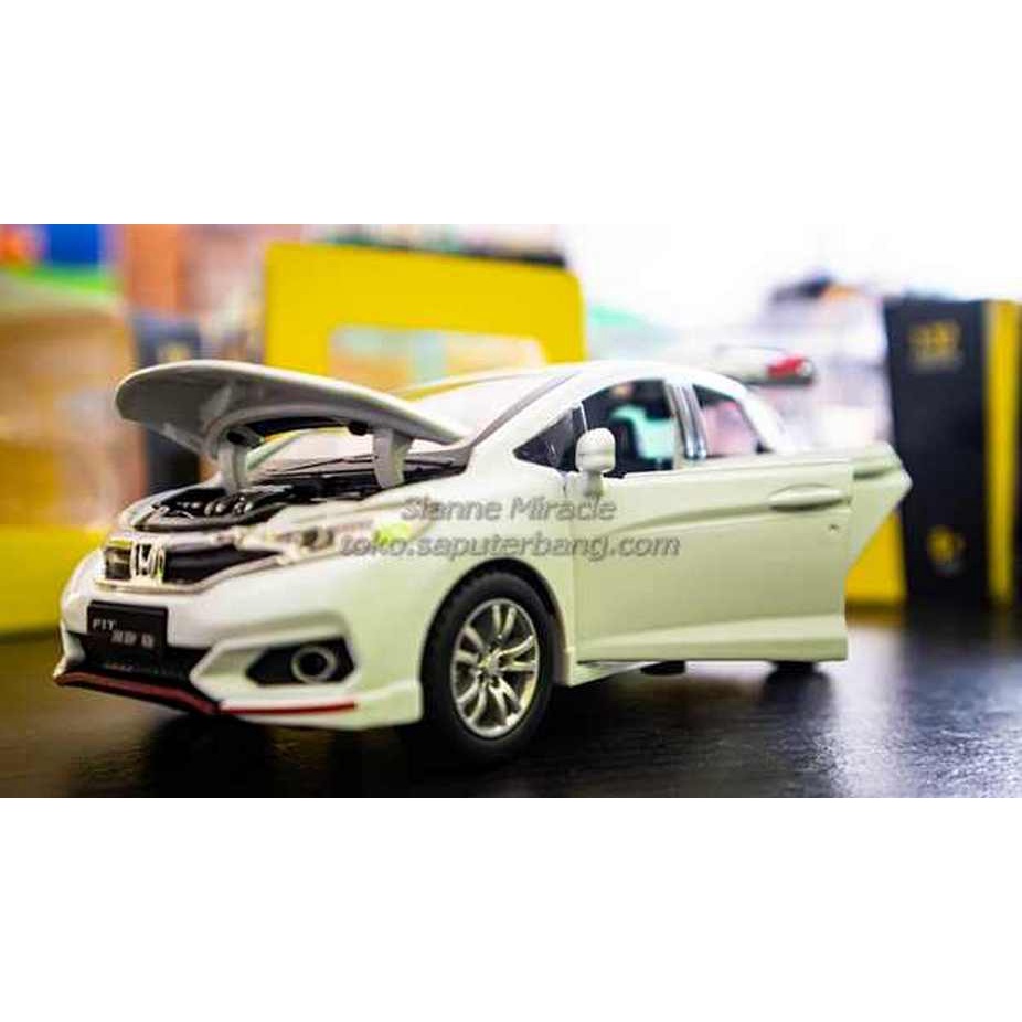 1:32 Metal Diecast Mainan Miniatur Mobil HONDA Fit / Honda Jazz PUTIH