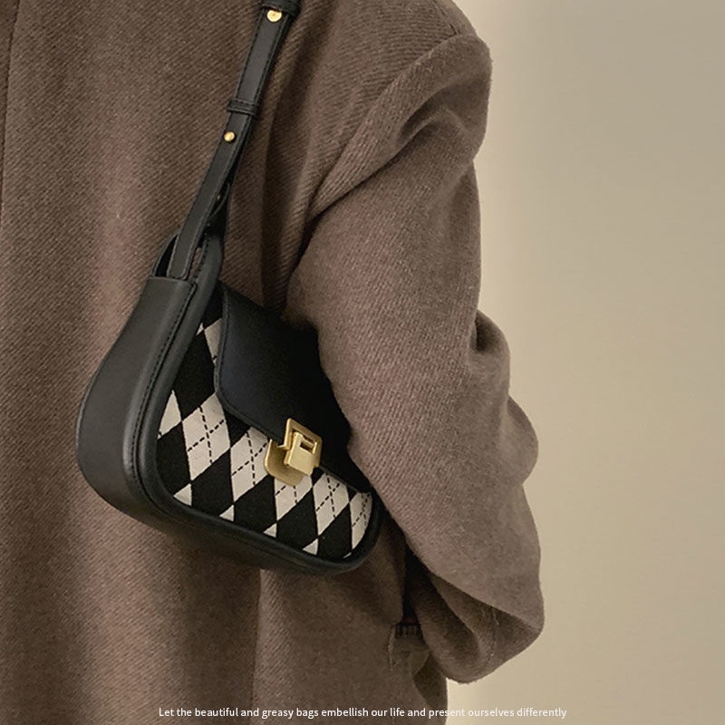 Red French niche underarm bag women 2021 new trendy fashion retro plaid saddle bag all-match in Messenger bag