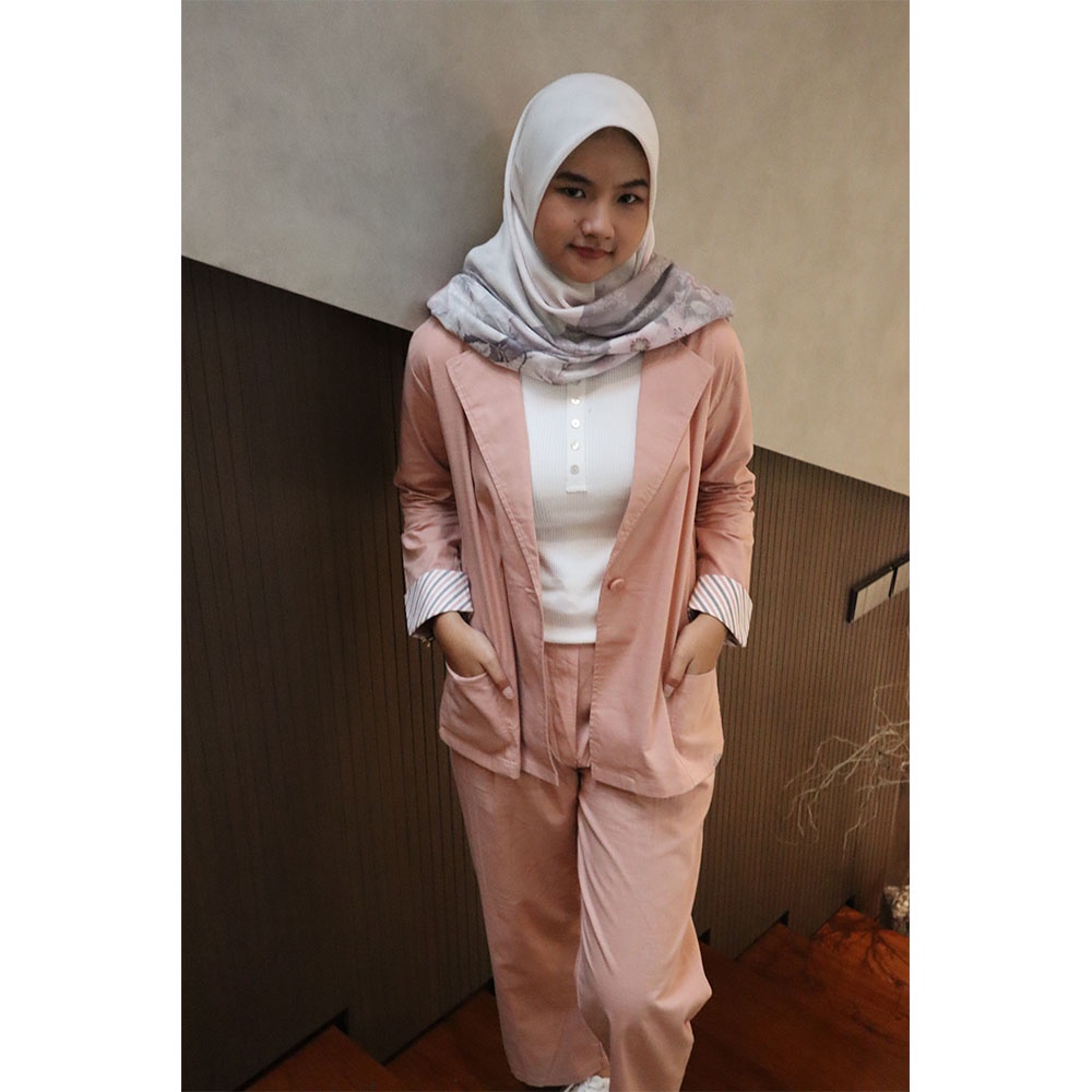 Blazer One Set Celana Missty Wanita Warna Pink Salem Lengan Panjang Variasi Motif Salur Garis (Stell