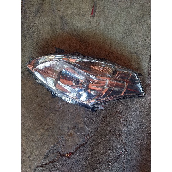 lampu depan Ertiga original sebelah kiri sejajar penumpang