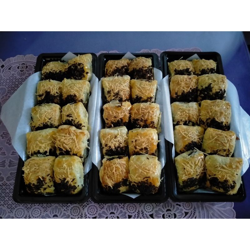 

Bolen pisang coklat keju
