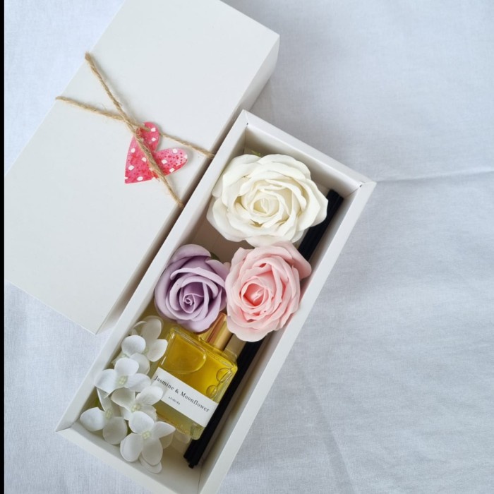 

✨READY✨ -Aurora Reed Diffuser Valentine Hampers with Soap Roses - Pear Freesia- 1.1.23