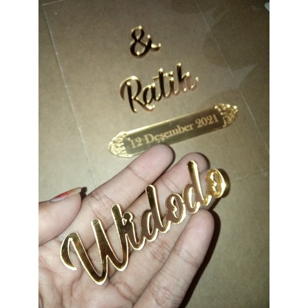 sepasang NAMA AKRILIK MIRROR GOLD CUTTING LETTER MIRROR GOLD chipboard akrilik dekorasi mahar rustic