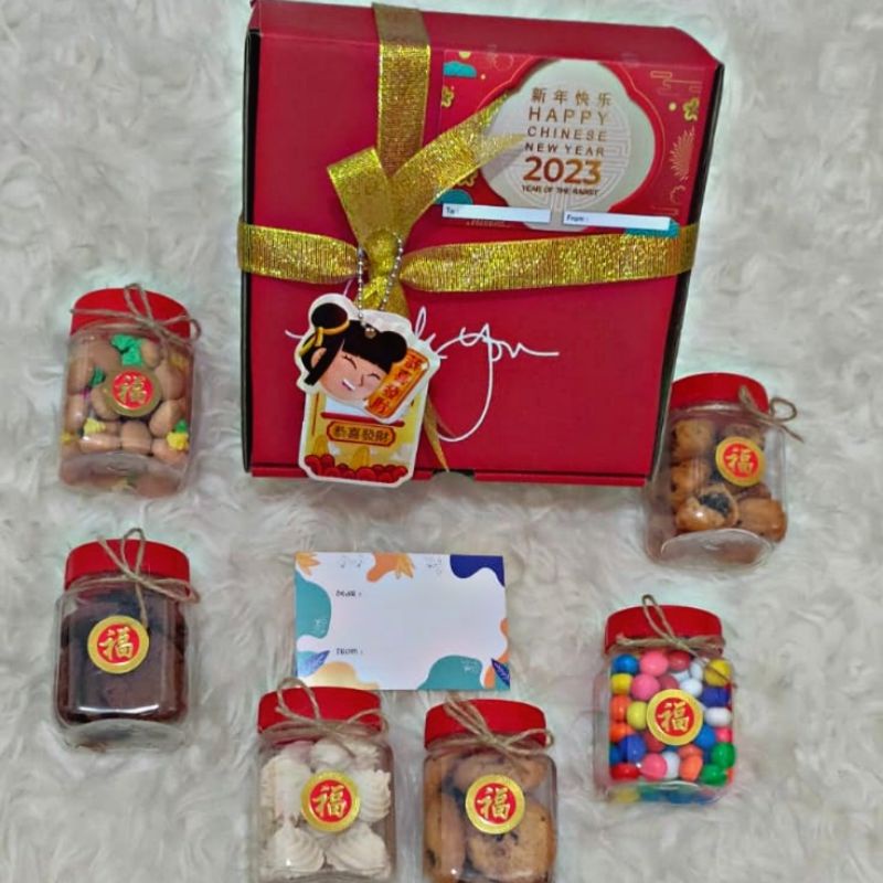 

Hampers Parcel READY STOCK SIAP KIRIM Cookies Kue Kering Kado Imlek / Natal / Tahun Baru / Ultah / Birthday / Idul Fitri / Lebaran / Graduation / Ulang Tahun / Christmas / Valentine Day / CNY isi Gift Box Set 2 / 3 / 6 Kemasan Toples Jar